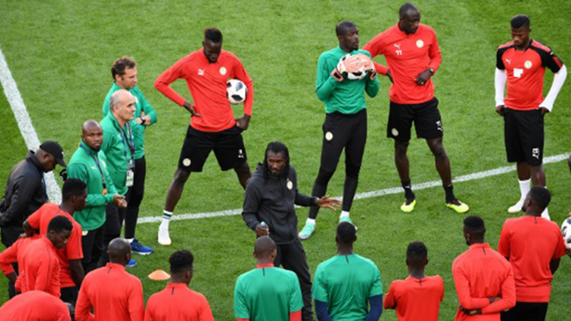 Senegals Trainer Cissé schwört sein Team ein (SID/Anne-Christine Poujoulat)
