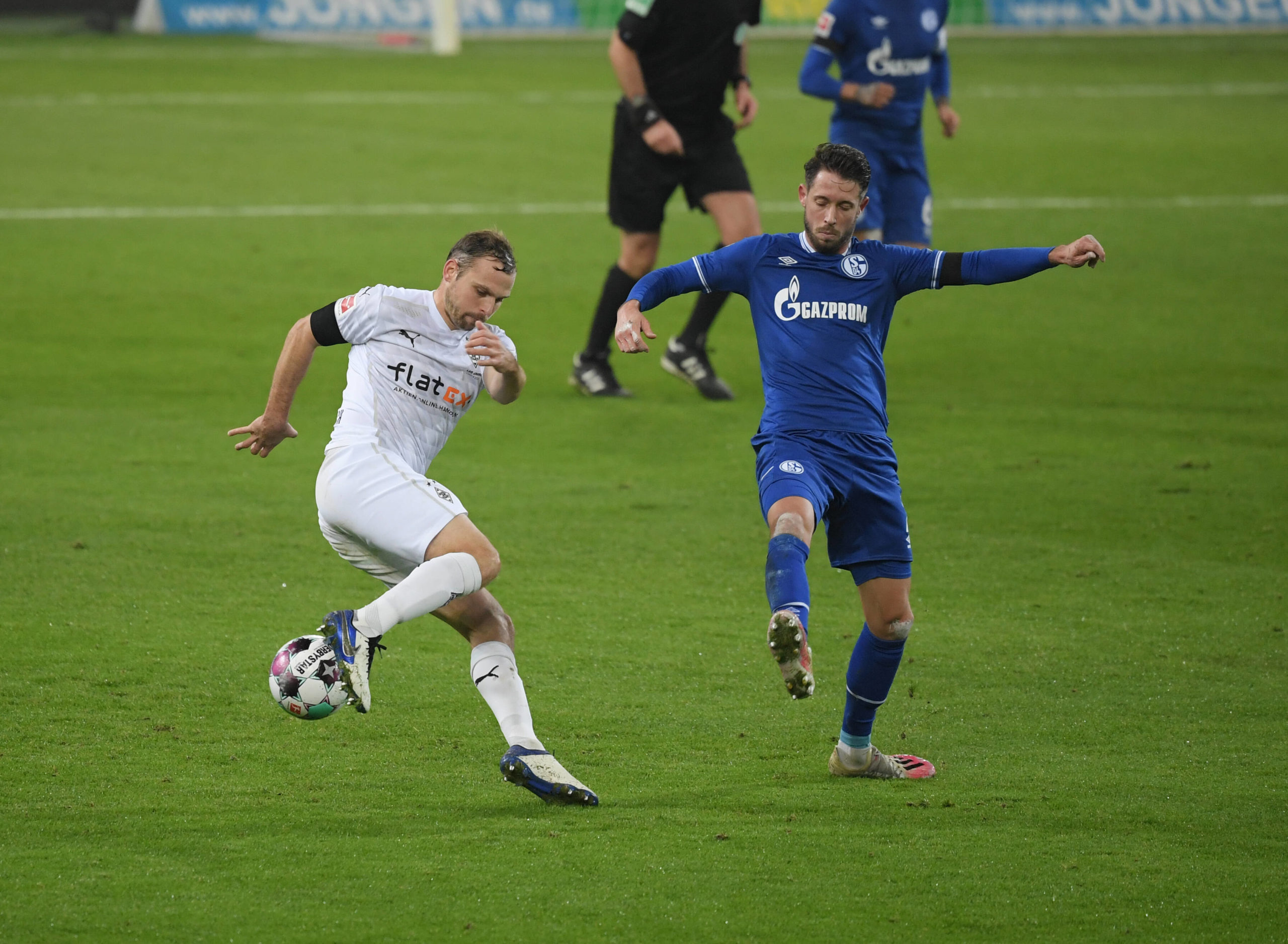 Gladbachs Tony Jantschke behauptet den Ball gegen Mark Uth von Schalke 04