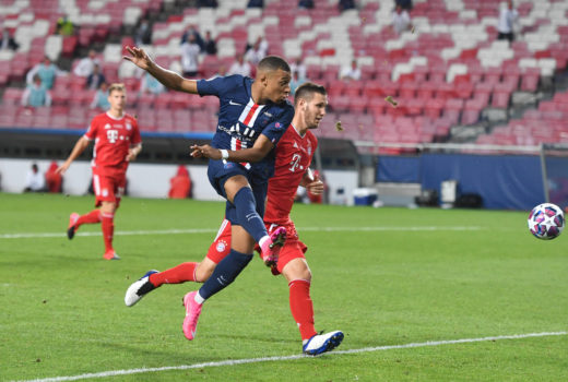 PSG-Star Kylian Mbappe schließt per Volley gegen Bayern im CL-Finale ab.