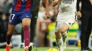 Barca und Real kämpfen um den Ball.