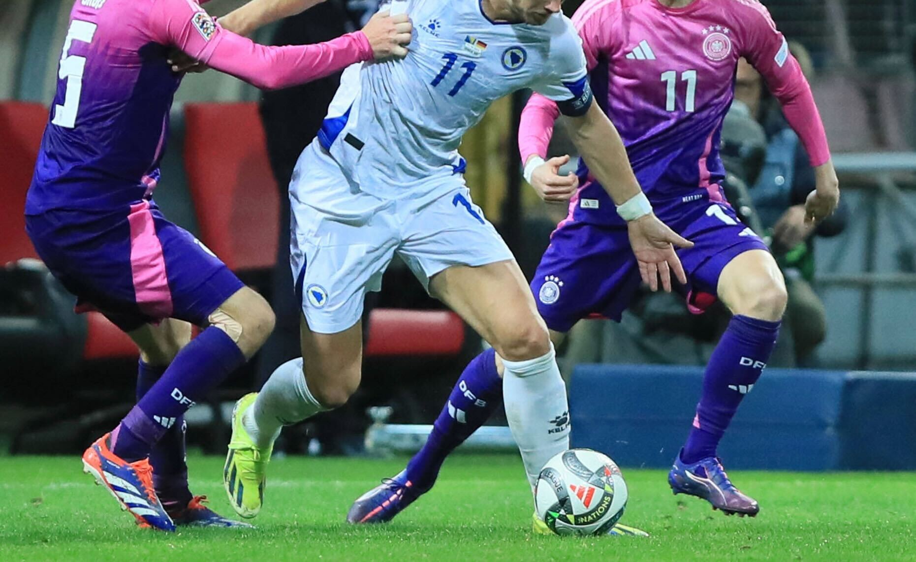 Zweikampf zwischen zwei deutschen Spielern und einem Bosnier.