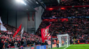 Liverpools Fans schwingen Fahnen auf der Heimtribüne, dem sogenannten Kop.