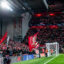 Liverpools Fans schwingen Fahnen auf der Heimtribüne, dem sogenannten Kop.