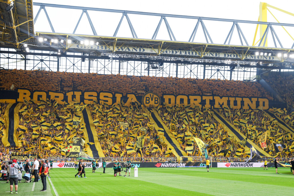 Dortmunds Fans schwenken ihre Fahnen auf der Südtribüne.