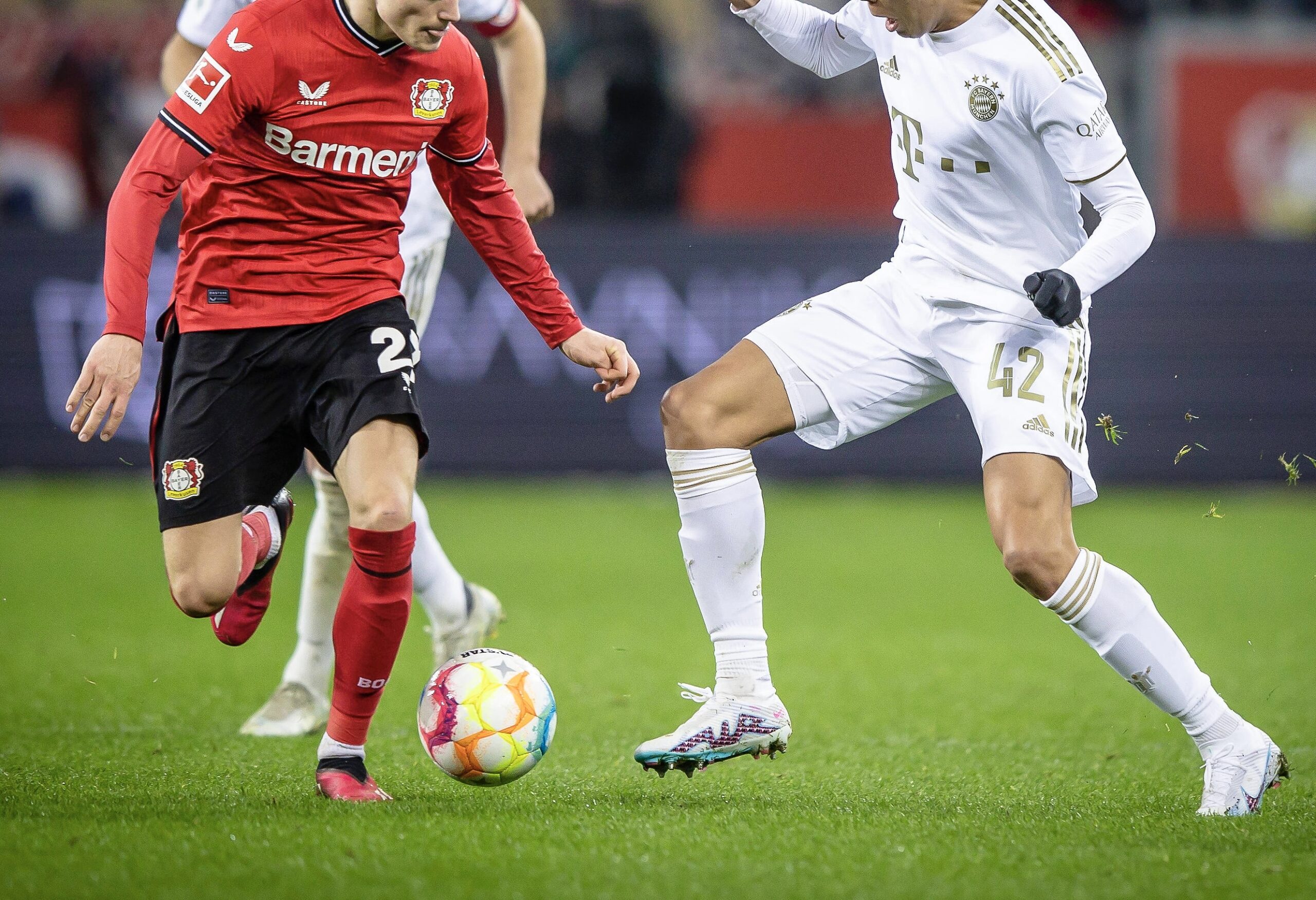 Zweikampf zwischen einem Bayern-Spieler und einem Leverkusener.